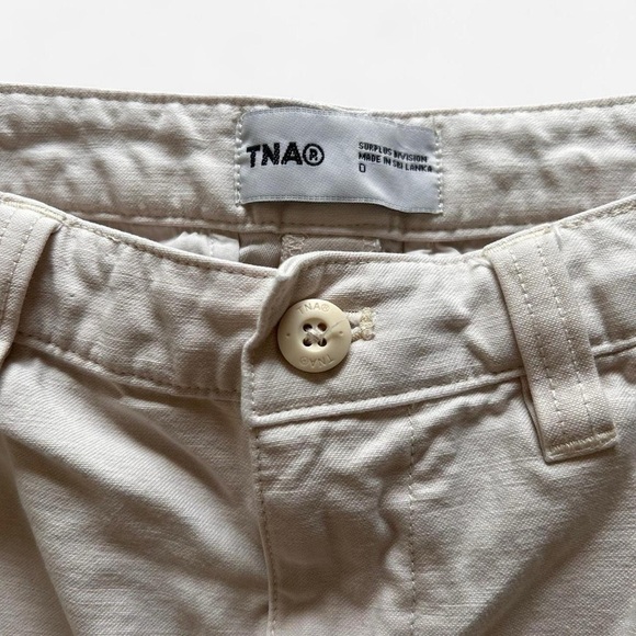 TNA aritzia cream ivory Supply Cargo pocket Shorts  mid rise size 0 streetstyle - Picture 7 of 8